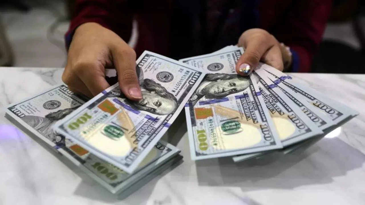 الدولار يظل قويًا قرب أعلى مستوى له في 4 أسابيع وسط توقعات الفيدرالي الأمريكي